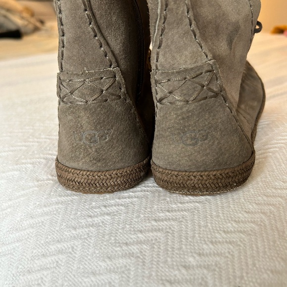 Size 7 UGG Somaya moccasin style boots fall winter boots - Picture 5 of 8